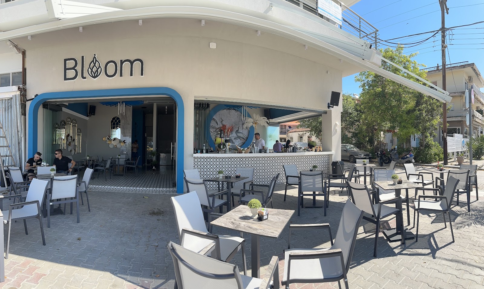 Το Bloom Beach Bar στη Νέα Καλλικράτεια: Μοναδική Εμπειρία με Βαθμολογία 4.6/5