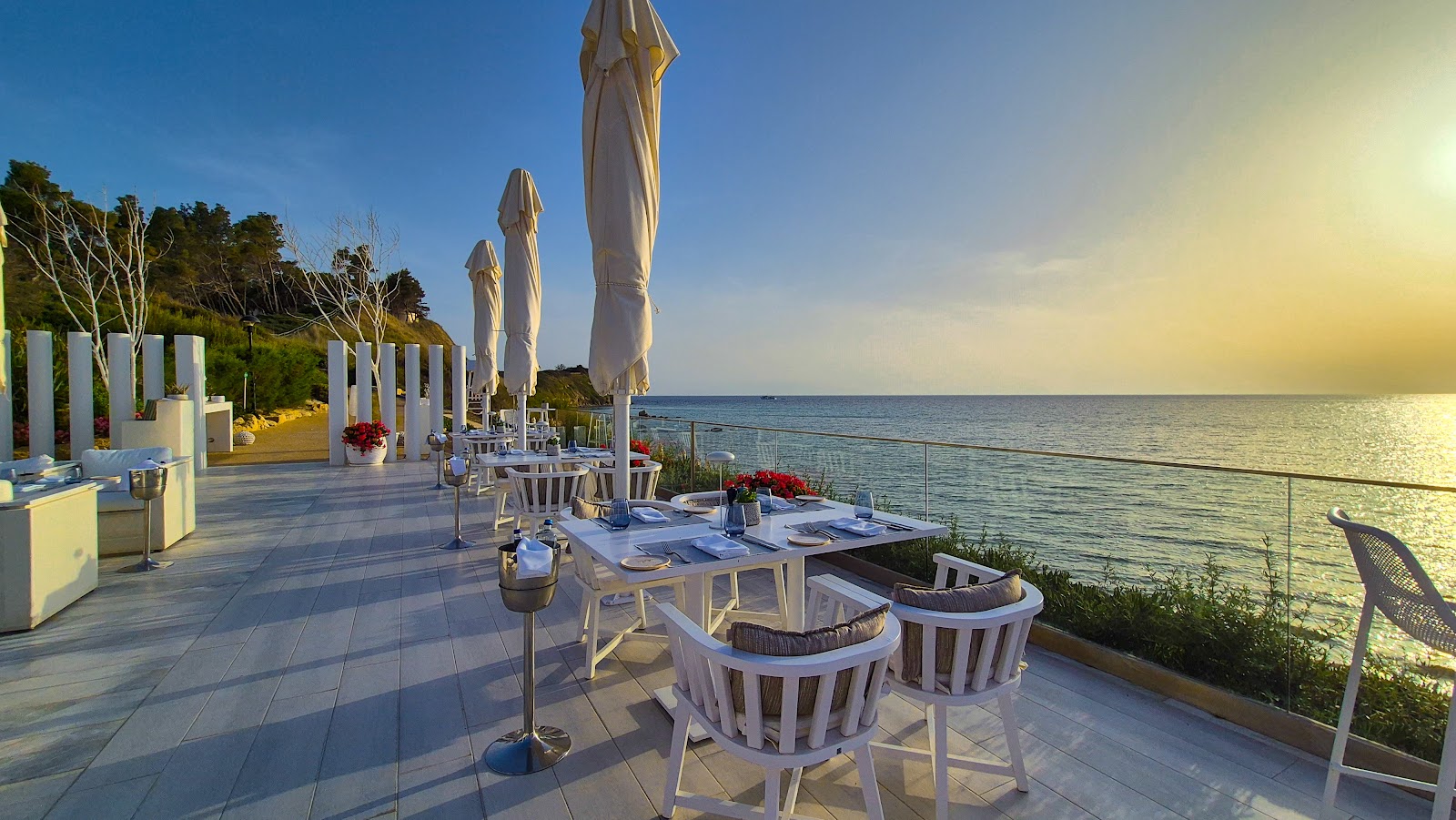 Bousoulas Beach Bar στην Ελάνη, Χαλκιδική: Ένας Γλυκός Παράδεισος δίπλα στη Θάλασσα