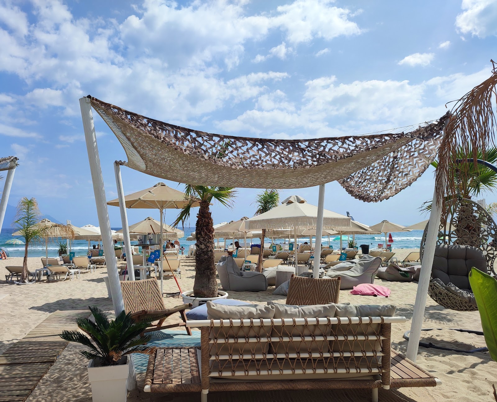 Cocoon Beachbar: Ένας Παράδεισος στην Καλαμίτσα Χαλκιδικής