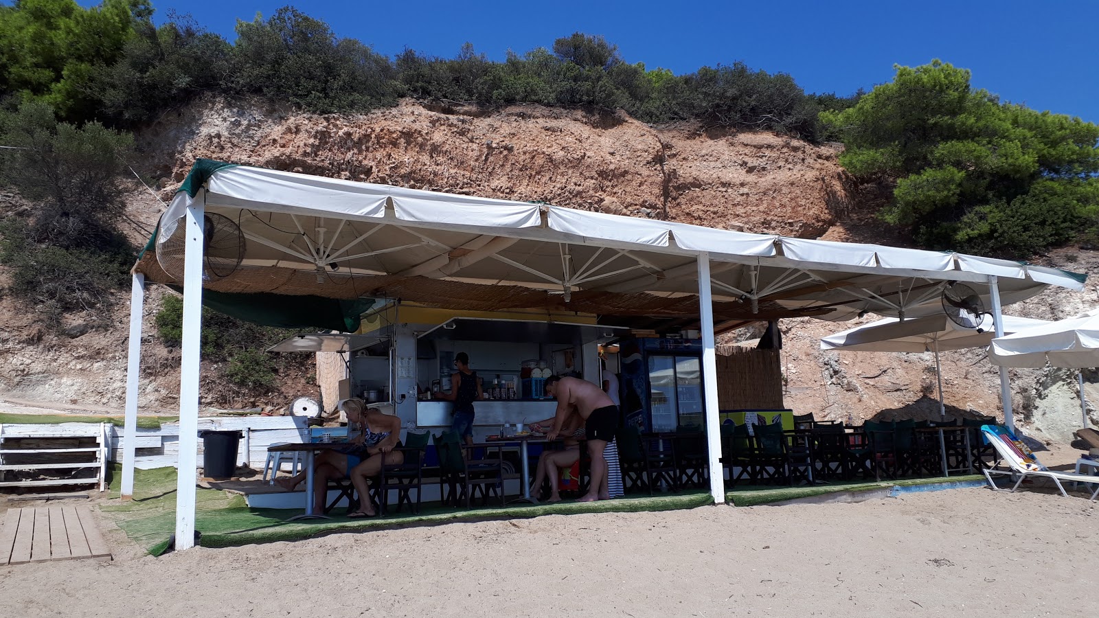 Bar Kaloeros Beach: Ένας Παράδεισος στη Γερακινή