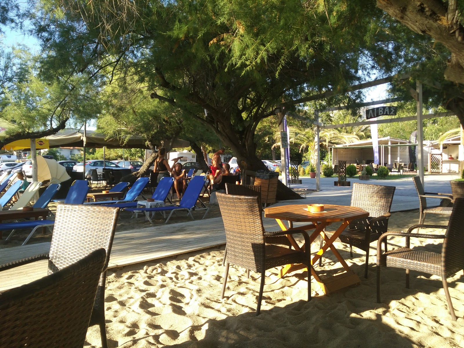 Το Livas Beach Bar στη Νέος Μαρμαράς: Μια Εμπειρία Χαλάρωσης με Υψηλή Βαθμολογία