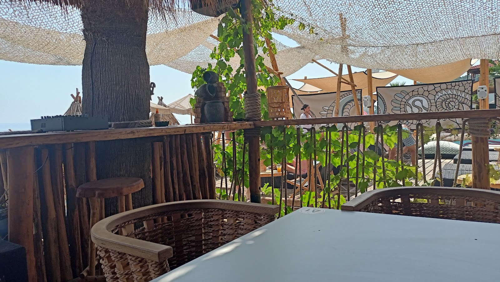 Sunway Beach Bar στην Καλλιθέα Χαλκιδικής: Ιδιαιτερότητες και Ραθμό Εξυπηρέτησης