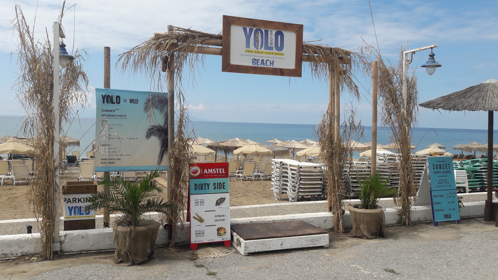 Yolo Beach Bar στη Νέα Καλλικράτεια: Μια Ιδανική Επιλογή για Ξεκούραση και Διασκέδαση