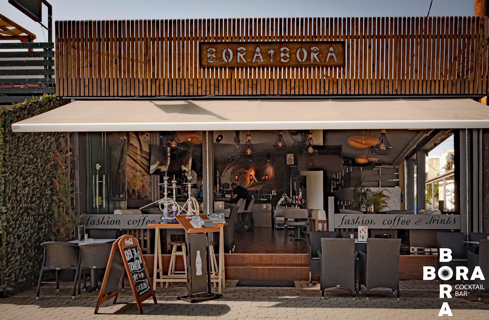 Café Bora Bora: Κοκτέιλ & Χούχες στην Πευκοχώρα