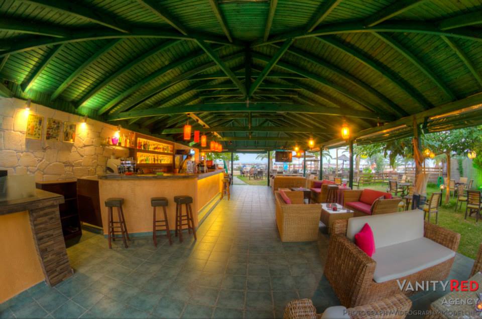 Café Rocaria Beach Bar στη Νέα Ποτίδαια, Χαλκιδική