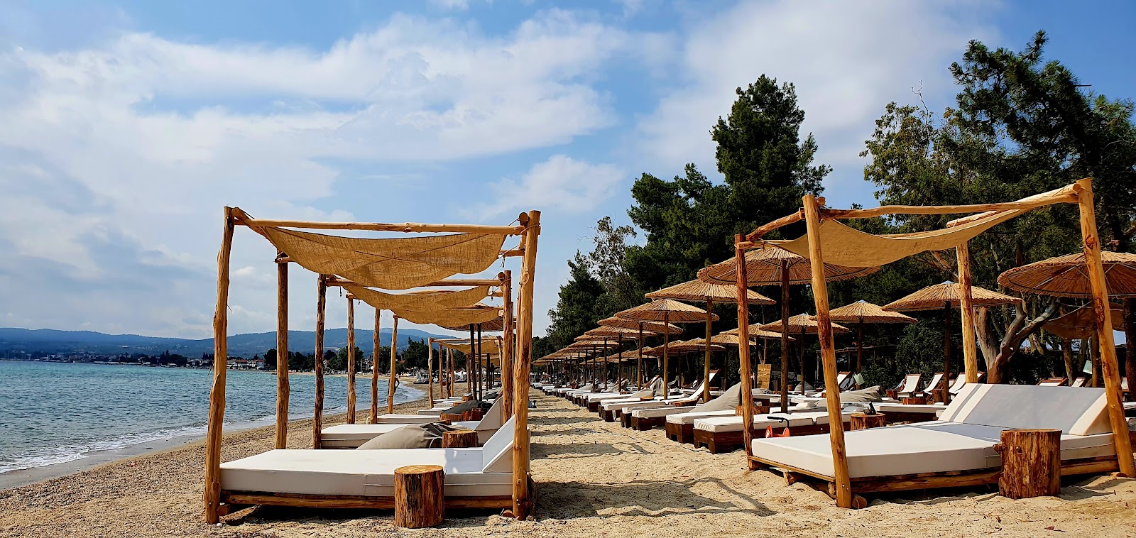 Εστιατόριο ERGON Beach House Nikiti: Μια Γευστική Εμπειρία στο Όρμος Παναγίας