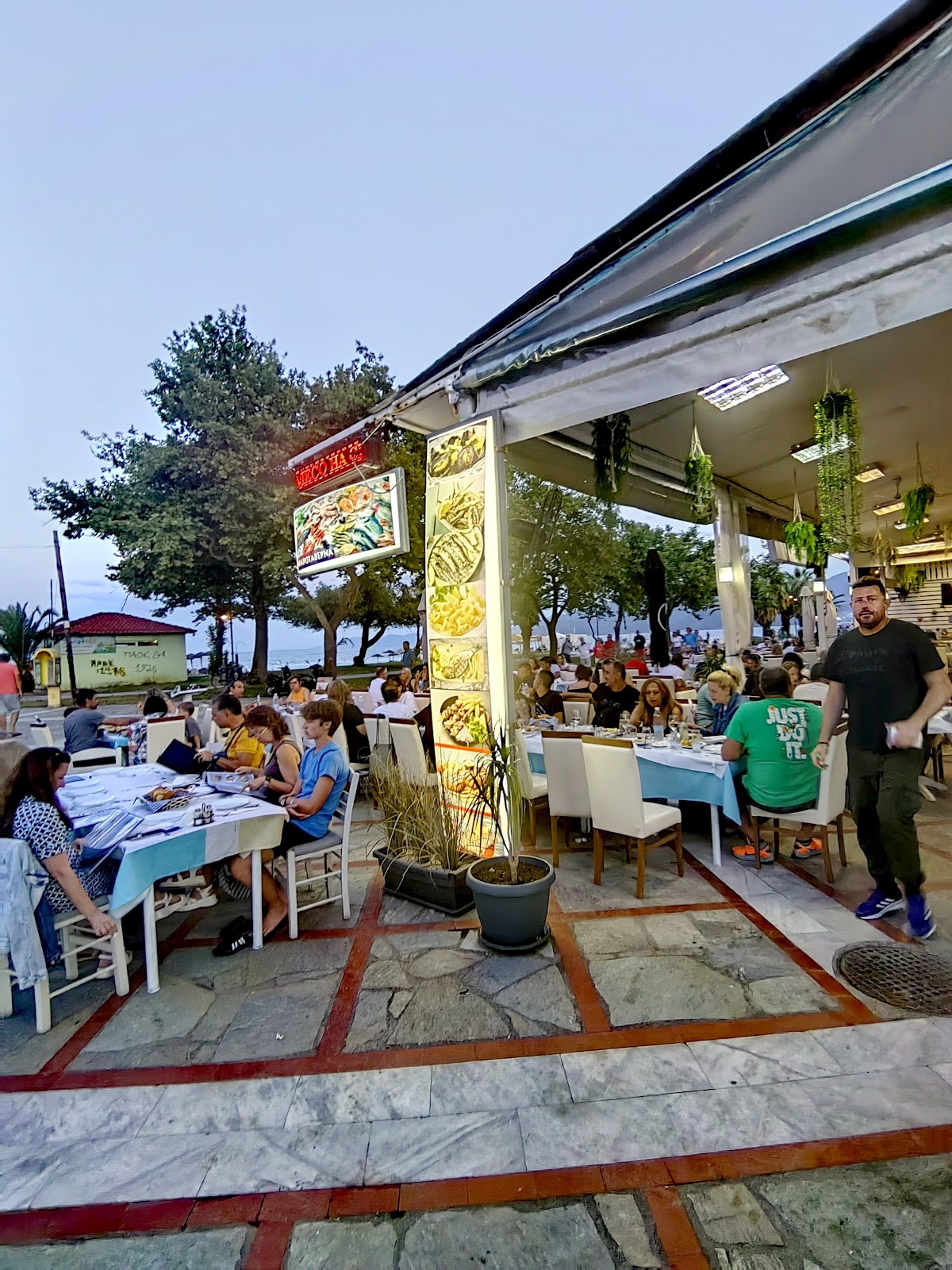 Εστιατόριο Fifty-Fifty Cafe Restaurant στην Αμμουδιά, Χαλκιδική