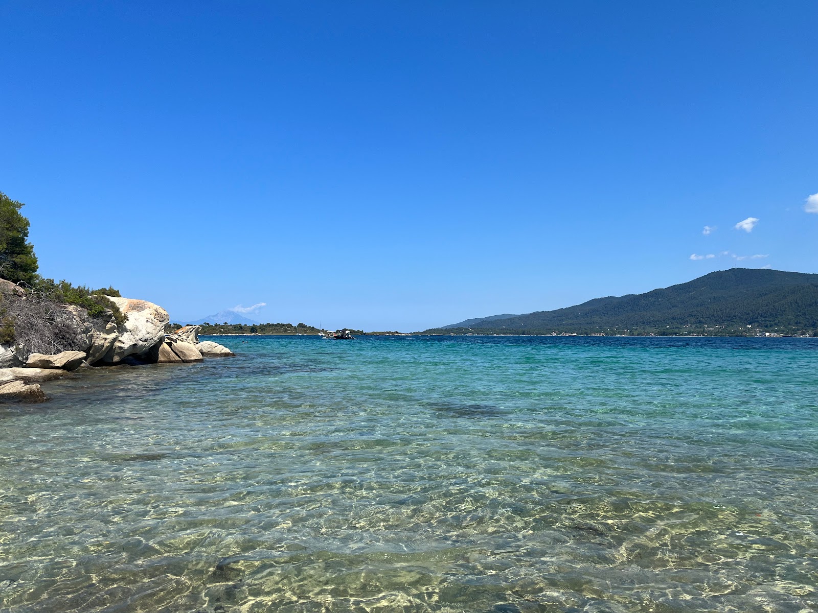 Μυστική Παραλία στην Βουρβουρού: Ένα Κρυφό Διαμάντι